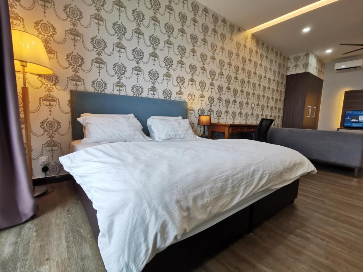 Mykey Silverscape B-39-07 Malacca